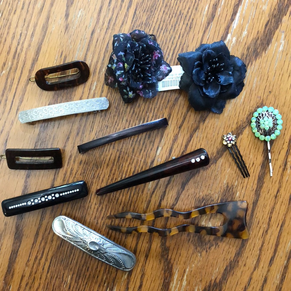 Lot of 12 hair clips and barrettes 💁🏼‍♀️